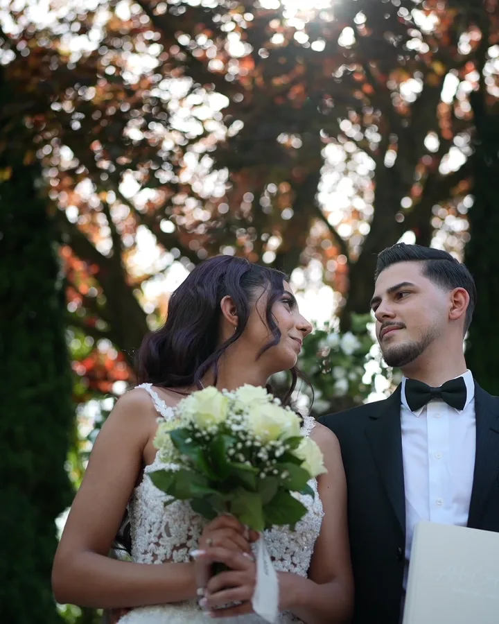 Brautpaar mit Brautstrauß im Garten – Hochzeitsfilm Signature